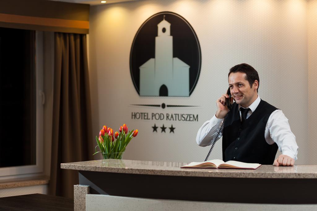 Hotel Pod Ratuszem Wieluń Esterno foto