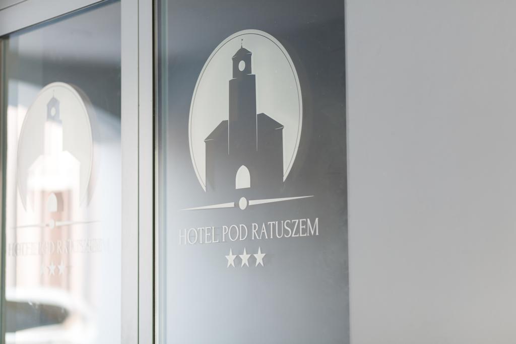 Hotel Pod Ratuszem Wieluń Esterno foto