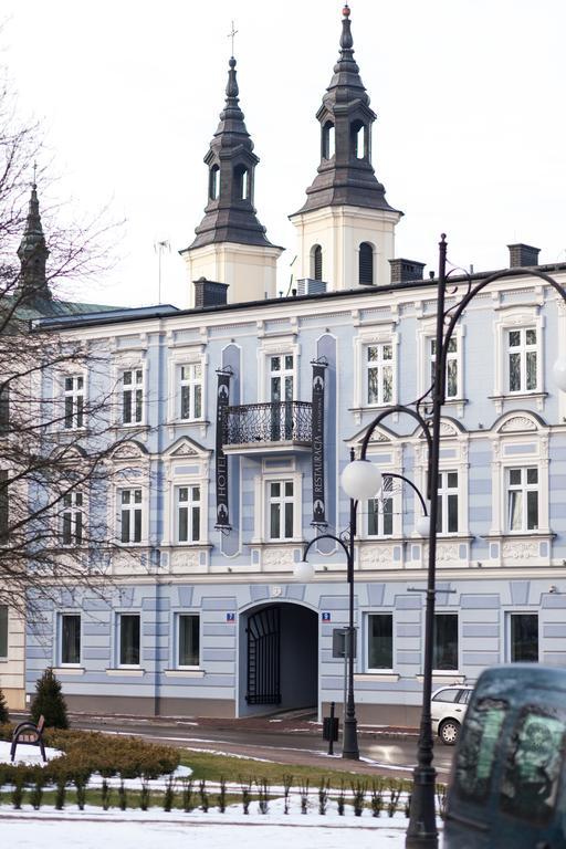 Hotel Pod Ratuszem Wieluń Esterno foto