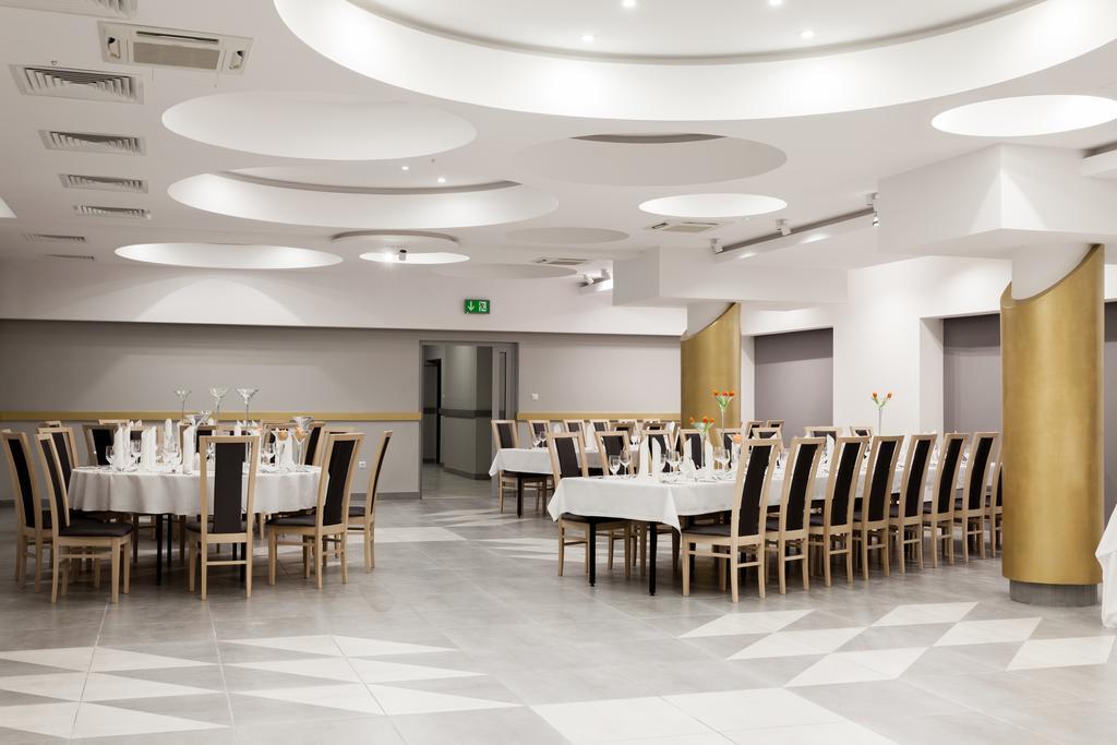 Hotel Pod Ratuszem Wieluń Esterno foto