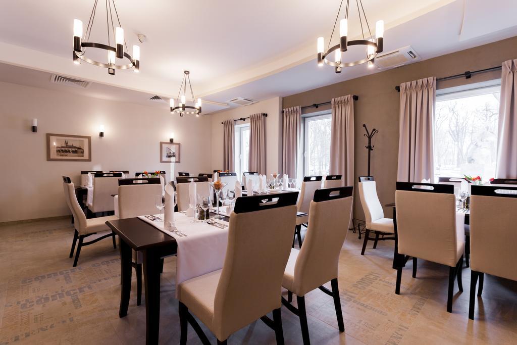 Hotel Pod Ratuszem Wieluń Esterno foto